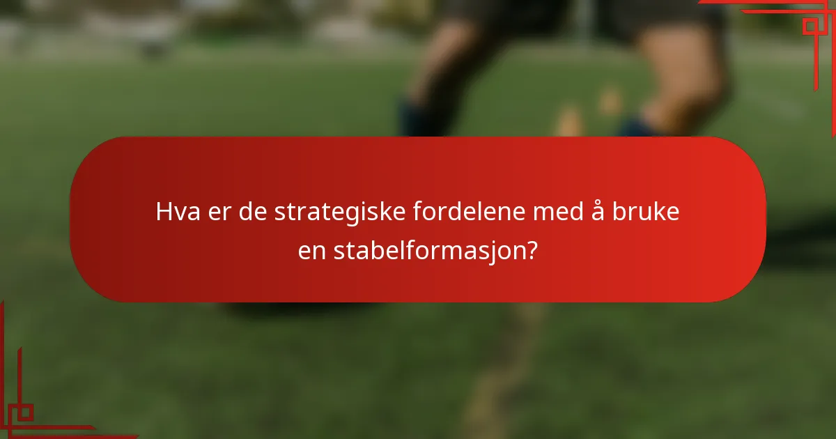 Hva er de strategiske fordelene med å bruke en stabelformasjon?